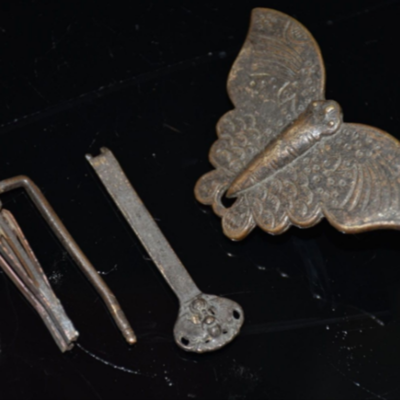 Fechadura e Chave de Borboleta - Vintage Collectible Furniture avaliação e preço